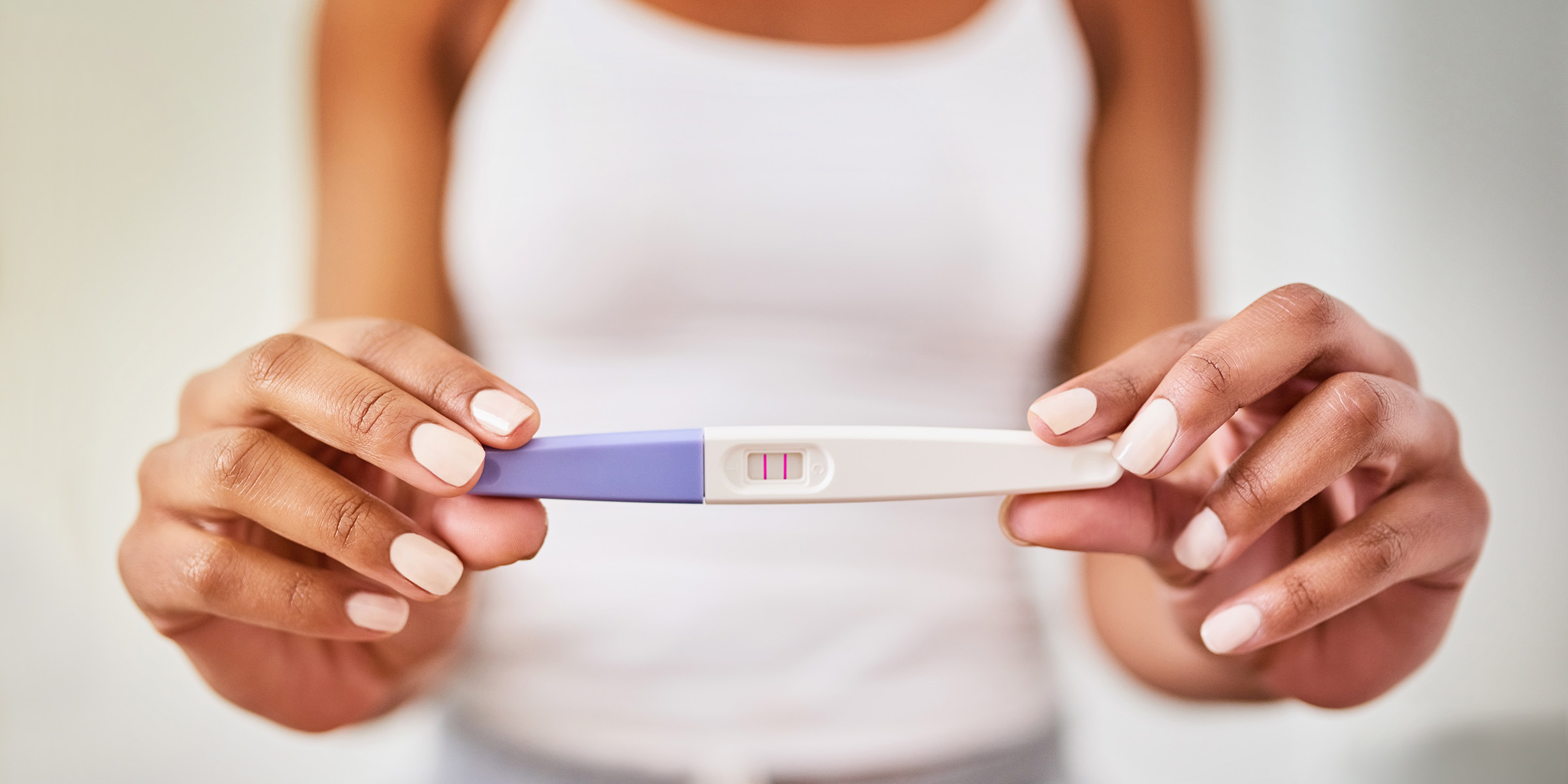 Тест на беременность на еде. Тест на беременность. Женщина с тестом на беременность. Положительный тест на беременность. Женщина с положительным тестом.